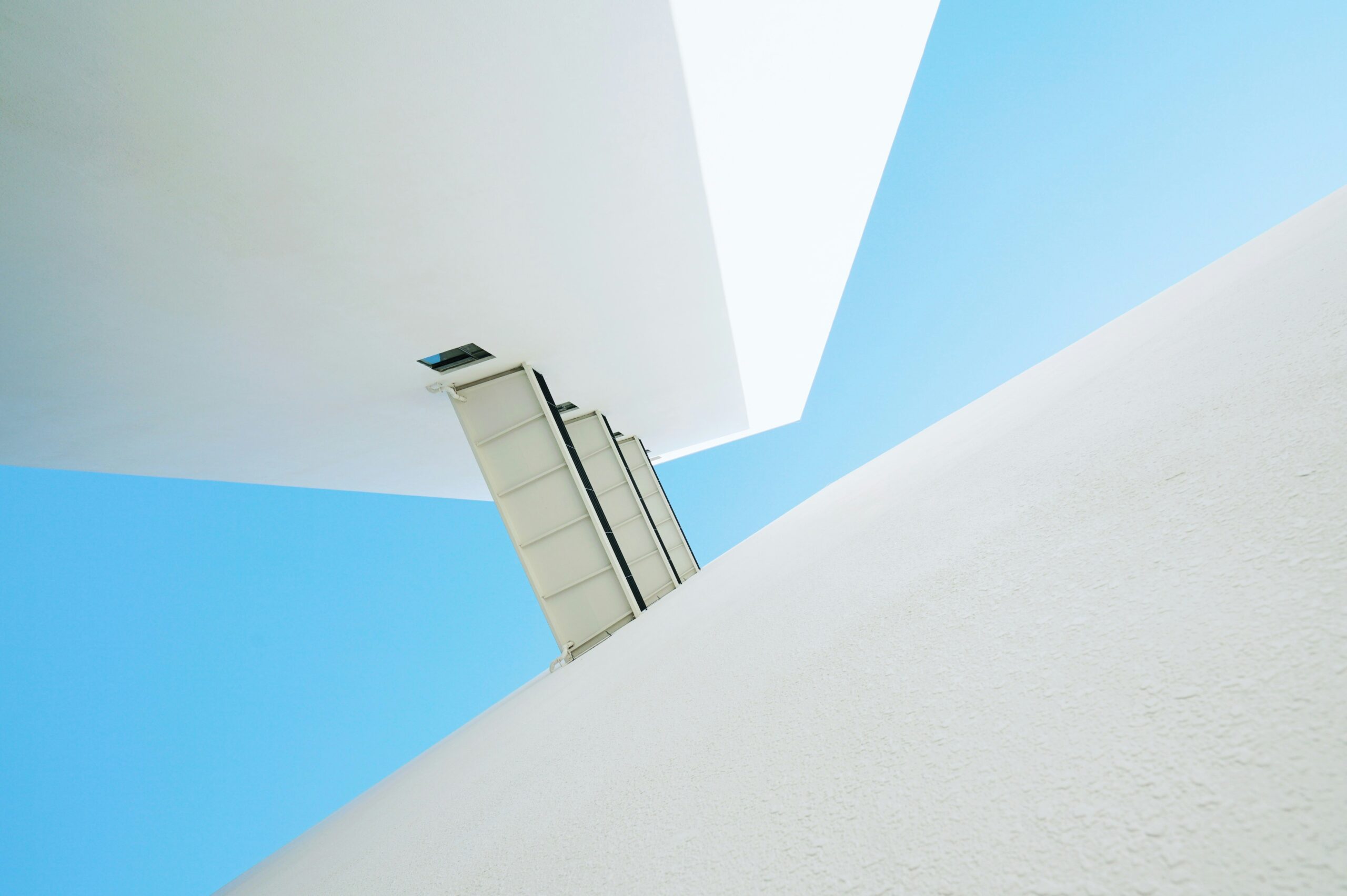 Cómo integrar un CRM con una página web inmobiliaria en LATAM: El Puente hacia la Eficiencia Regional