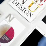 imagen destacada de diseño de páginas web que muestra unas tarjetas de diseño y unas tablet