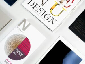imagen destacada de diseño de páginas web que muestra unas tarjetas de diseño y unas tablet